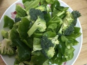把西兰花和青椒清洗干净切成块状。