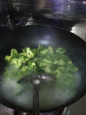 锅内加入适量的水烧开，把菜花和青椒放入水中焯一下。捞出。