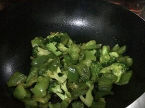 锅内放入适量的油加入调料，把菜花和青椒放入锅中翻炒。