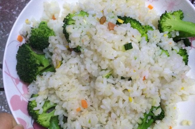 西兰花炒米饭