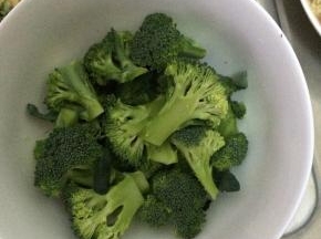 把西兰花切成块状