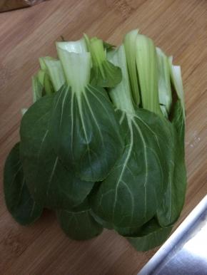 油菜清洗干净，切成块状。