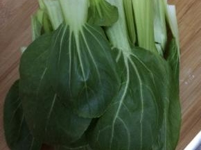 油菜清洗干净，切成块状。