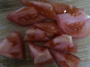 西红柿切成块状