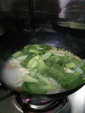 水开之后，把面条放入锅内煮到八成熟。加入油菜和鸡蛋