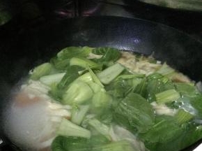 水开之后，把面条放入锅内煮到八成熟。加入油菜和鸡蛋