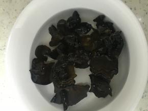 准备木耳，冷水泡开，洗干净