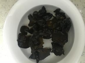 准备木耳，冷水泡开，洗干净