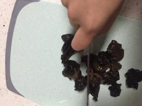将木耳切碎