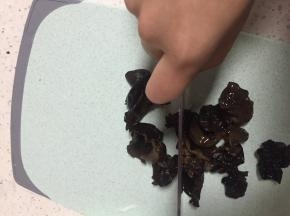 将木耳切碎