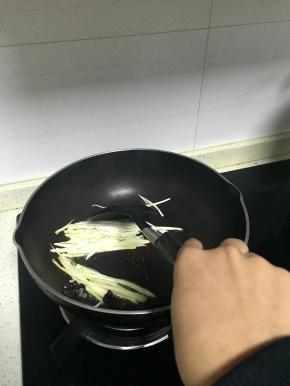 锅里倒入橄榄油，加热，放入葱姜蒜爆香，加入茭白翻炒2-3分钟