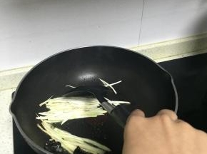 锅里倒入橄榄油，加热，放入葱姜蒜爆香，加入茭白翻炒2-3分钟