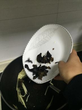 待变软后，木耳翻炒