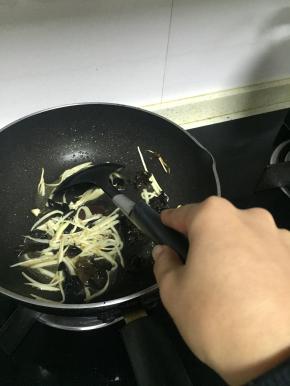 加入少量水，不断翻炒1-2分钟