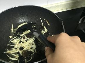 加入少量水，不断翻炒1-2分钟