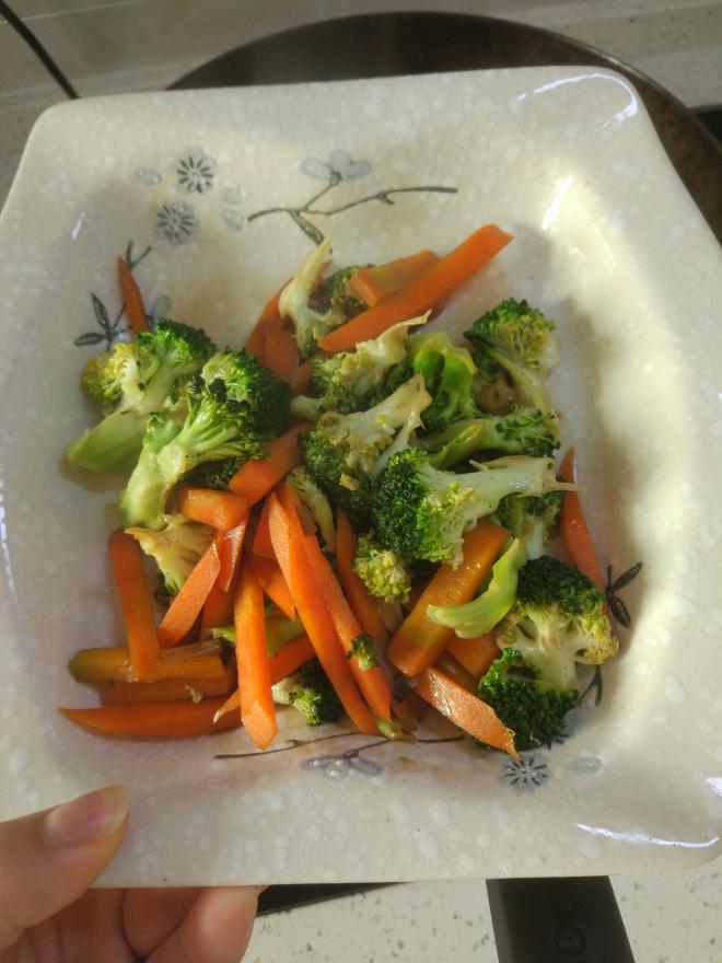 胡萝卜炒西兰花