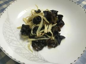 炒匀，加入料酒和少许盐，即可出锅