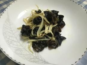 炒匀，加入料酒和少许盐，即可出锅