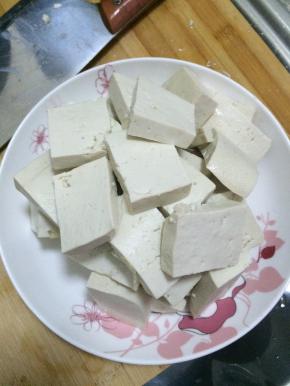 豆腐准备好，切成块状。