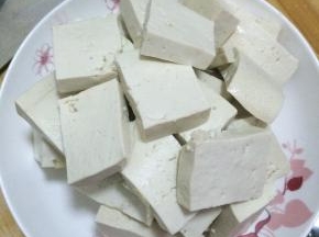 豆腐准备好，切成块状。