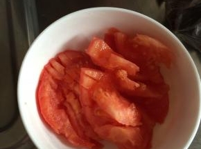 把西红柿清洗干净切成块状。