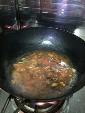 放入放入适量油，放入调料，放入西红柿翻炒一分钟加入适量的水。