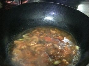 放入放入适量油，放入调料，放入西红柿翻炒一分钟加入适量的水。