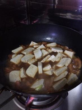 水烧开之后把豆腐放入锅内。