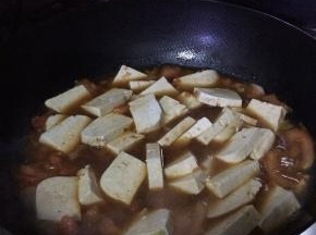 水烧开之后把豆腐放入锅内。