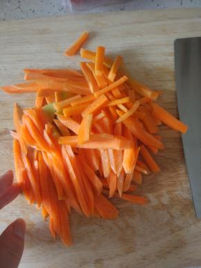 胡萝卜洗净去皮，切粗条备用