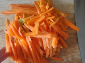 胡萝卜洗净去皮，切粗条备用