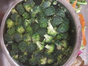 西蓝花手撕小块用盐水浸泡十分钟左右，控干水分备用