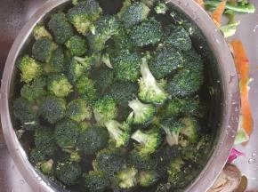 西蓝花手撕小块用盐水浸泡十分钟左右，控干水分备用