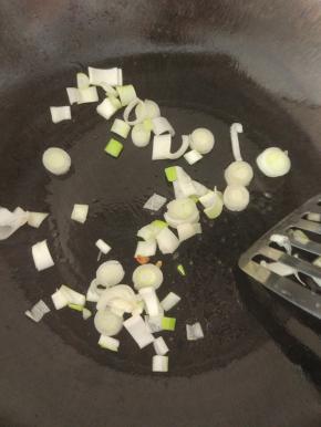 锅内放油放入葱姜蒜爆香