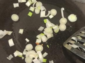 锅内放油放入葱姜蒜爆香