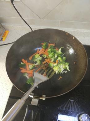 加入胡萝卜进行翻炒，胡萝卜炒软之后加入西蓝花