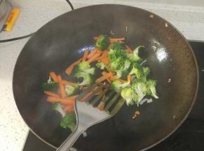 加入胡萝卜进行翻炒，胡萝卜炒软之后加入西蓝花