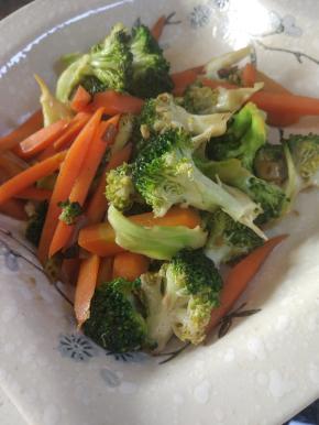 放入适量的盐、酱油、醋进行调味，拌匀之后关火出锅