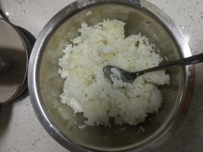 适量的大米饭，用勺子压散