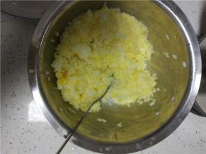 鸡蛋和米饭搅拌均匀