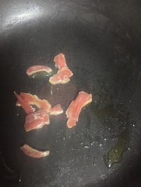 锅里倒入橄榄油，加热，放入葱姜蒜爆香，加入猪肉片翻炒2-3分钟，至变色