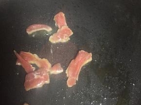 锅里倒入橄榄油，加热，放入葱姜蒜爆香，加入猪肉片翻炒2-3分钟，至变色
