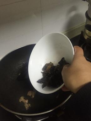 待变色后，木耳翻炒