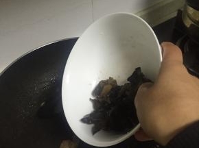 待变色后，木耳翻炒