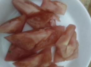 西红柿清洗干净切成块状