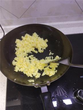 锅内放油加热，放入米饭，用铲子快速的翻炒