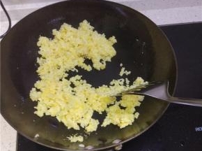 锅内放油加热，放入米饭，用铲子快速的翻炒