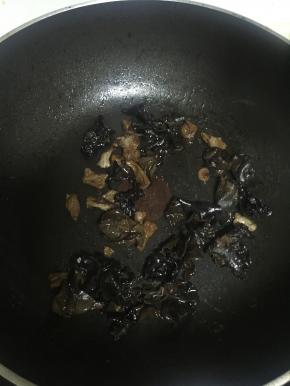 加入鲜酱油、料酒和少许盐，翻炒1-2分钟