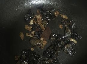 加入鲜酱油、料酒和少许盐，翻炒1-2分钟