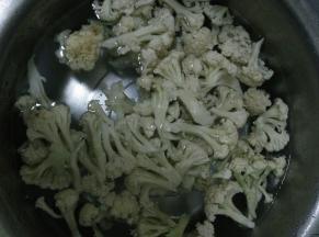 菜花掰成块状。